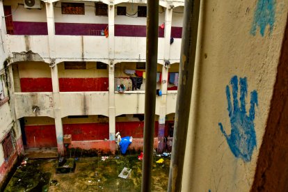 Residentes denuncian que grupos delictivos controlan accesos y espacios comunes, generando un clima de inseguridad.