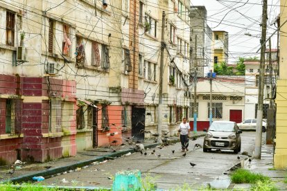 El deterioro estructural de las Casas Colectivas en Guayaquil evidencia décadas de falta de mantenimiento técnico.