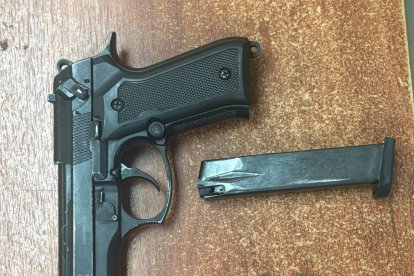 El arma hallada en poder del detenido.