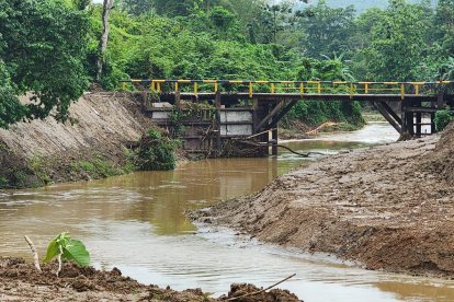 Puente sobre el río Caple, en el ingreso a la parroquia Cube, donde aún se realizan trabajos de remoción de crudo en las orillas tras el derrame ocurrido hace un año.