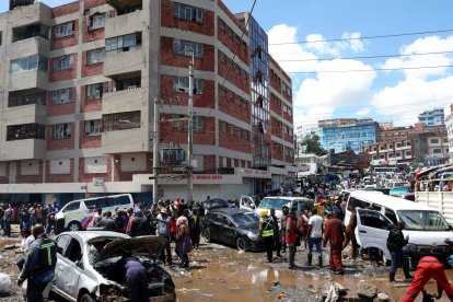 Equipos de rescate acuático trabajan en zonas afectadas por las inundaciones en Nairobi