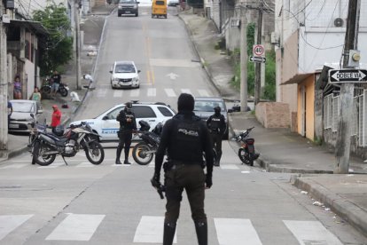 La Policía cerró varias calles mientras realizaba las primeras diligencias en el lugar del hecho.