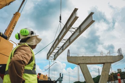 El izaje de vigas avanzó durante el fin de semana
