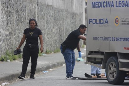 La madre de Javier Marín, de 18 años, lloraba desconsolada e incluso se acercó a recoger sus zapatillas mientras el cuerpo era embarcado al carro de Medicina Legal.