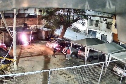 En los videos las autoridades lograron observar a dos hombres rociando combustible y prender fuego a los vehículos