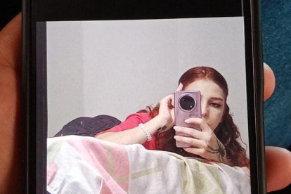 La persona detenida tenía imágenes de una mujer en su celular.