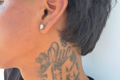 Uno de los dos detenidos tenía un tatuaje en el cuello.