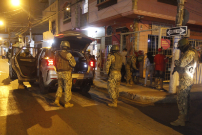 Hubo más de cien capturados por infringir la medida del toque de queda.