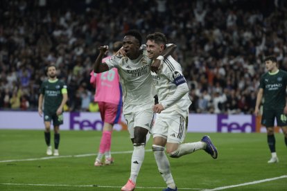 Valverde (d) lideró la goleada 3-0 de Real Madrid en el partido de ida.