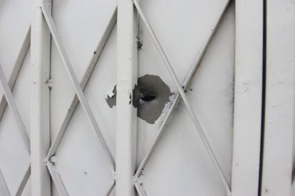 Los impactos de bala quedaron marcados en la puerta de una casa del sector.