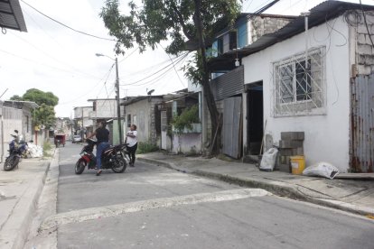 Policía y Criminalística trabajan en la recolección de indicios en Pascuales luego de que un ataque armado dejara una menor fallecida y dos adultos heridos.