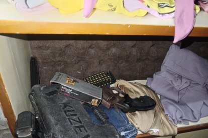 Las armas fueron encontradas dentro del inmueble de la detenida.