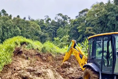 En la vía remueven una gran cantidad de tierra.