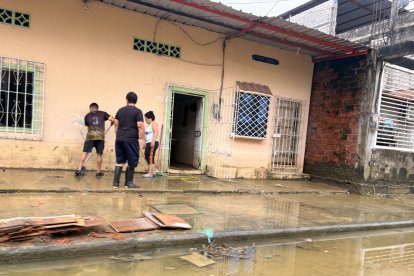 Moradores retiran el sedimento en casas, portales y calles.
