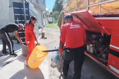 En tanques y variados recipientes reciben el agua los moradores.
