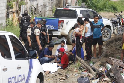 El cadáver del menor de edad quedó en la calle de tierra. Fue rodeado por sus familiares.