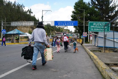 Viajeros cruzan el puente de Rumichaca entre Ecuador y Colombia, donde los controles migratorios se han endurecido por la crisis bilateral.