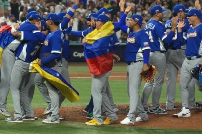 Jugadores de Venezuela celebran tras ganar este lunes, un partido del Clásico Mundial de Béisbol frente a Italia en el estadio LoanDepot Park en Miami (Estados Unidos).