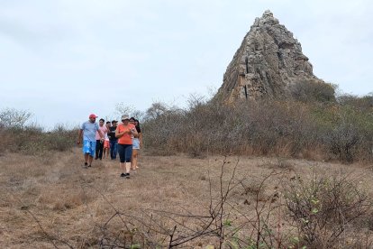 Moradores durante recorridos comunitarios en el cerro.