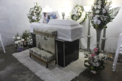 Ataúd blanco rodeado de peluches en el velorio de la menor.