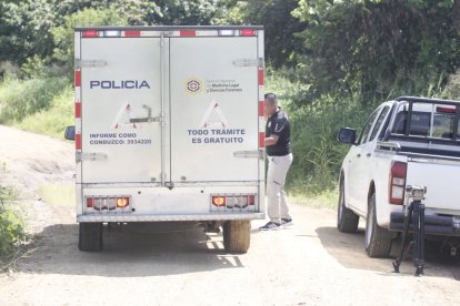 Personal realizó el levantamiento del cadáver cerca de un canal de agua.