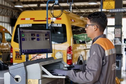 Personal de la ATM verifica las condiciones mecánicas y de seguridad de un bus de Expreso durante inspección técnica en Guayaquil