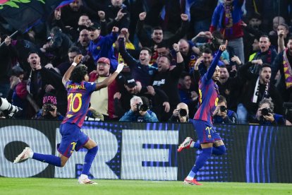 El delantero del Barcelona Raphinha (d), celebra su gol contra el Newcastle.
