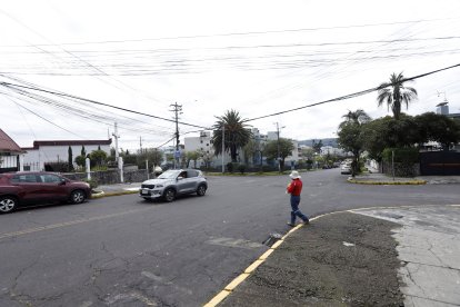 El barrio por lo general pasa desolado cuando no hay clases en la U. Central y son pocos los peatones que se observan.