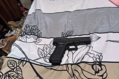 Esta arma tenía el sospechoso escondida en su casa.