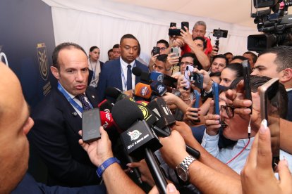 Francisco Egas atendió a la prensa, luego de ganar la reelección de presidente en FEF.