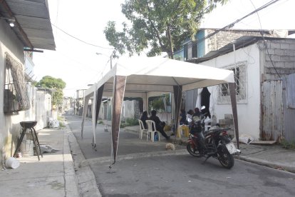 La niña jugaba en esta calle cuando recibió el impacto de bala en la cabeza.