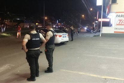 Policías resguardan la zona comercial del sur de Esmeraldas, tras el asesinato de un comerciante en Tolita 2.