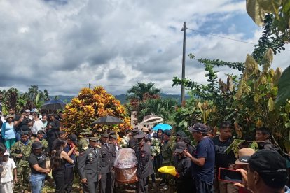 El cabo Edgar Tenelema fue despedido con honores militares en Las Naves, en medio del dolor de sus familiares.