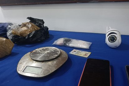 Droga, arma de fuego y equipos tecnológicos fueron incautados durante el operativo ejecutado en La Tebaida