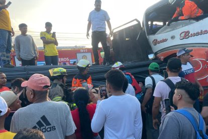 Varillas metálicas ingresaron al interior del bus tras el choque.