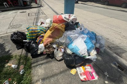 En Mapasingue Este se acumulan bolsas de desechos dejadas por moradores que no siempre pertenecen a la zona.