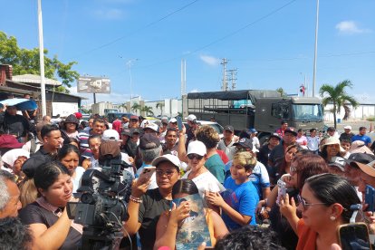 Los familiares de los pescadores del barco Negra Francisca Duarte II protestaron en la Capitanía de Manta
