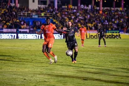 Darío Benedetto (d) llegó al partido entre Barcelona SC y Libertad sin haber anota por tres partidos.