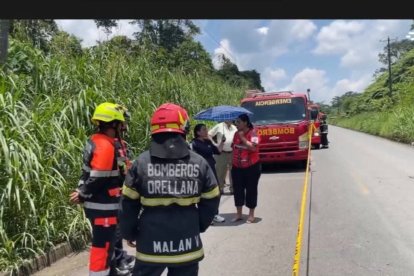 Bomberos de Orellana realizan labores de rescate para retirar los cuerpos que quedaron atrapados entre los restos de la camioneta.