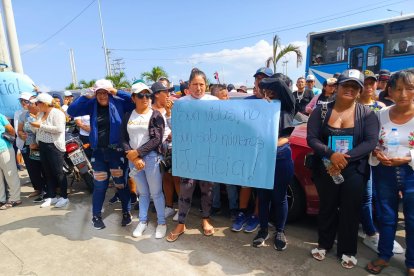 Los parientes de los pescadores protestaron y esperan respuestas.