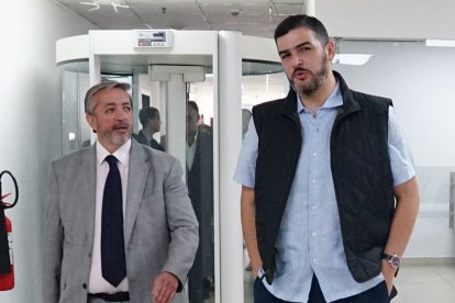 El alcalde de Guayaquil, Aquiles Álvarez, junto a su abogado Ramiro García, en una diligencia del caso Triple A, cuando aún estaba en libertad.