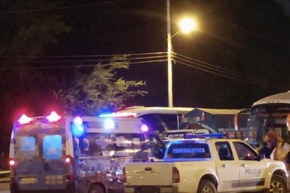 La Policía se desplegó en la escena para recopilar indicios balísticos e información relevante del doble crimen