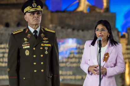 Fotografía de archivo de la presidenta encargada de Venezuela, Delcy Rodríguez (d), junto al destituido ministro de Defensa venezolano, Vladimir Padrino López (i)