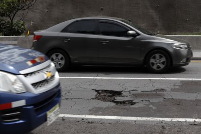 Conductores denuncian que el asfalto en la Ruta Viva está en mal estado.
