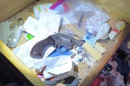 Esta arma encontraron durante la intervención militar.