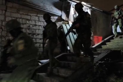 Los militares ingresaron estratégicamente a las casas de los sospechosos.