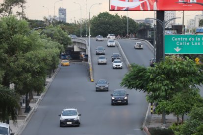 La avenida Kennedy registra bajo flujo vehicular desde las 18:00, en el contexto del estado de excepción y toque de queda.