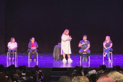 En los shows en vivo se conecta, según explica, con seres que no están en este plano.