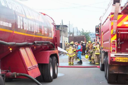 Unidades de emergencia trabajaban durante la madrugada para contener las llamas.
