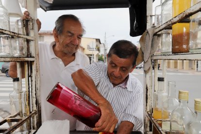Clientela fiel. ​El refresco de rosas es un clásico que une generaciones y atrae clientes en la esquina de Abel Castillo y García Goyena, en el suroeste porteño.